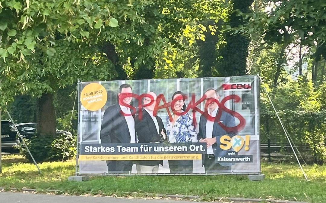 Ein beschmiertes Wahlplakat der CDU. In roter Farbe ist "Spackos" zu lesen.