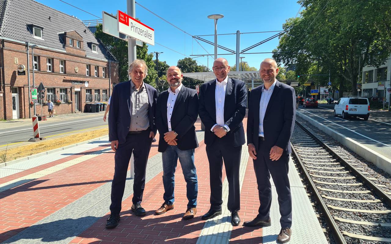 Handelnde Personen der Politik und der Rheinbahn an der umgebauten Haltestelle Prinzenallee.
