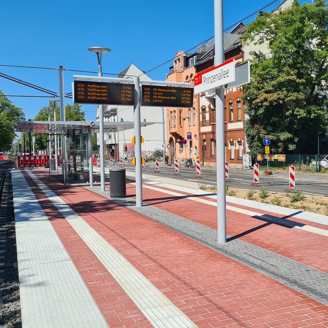 Die neu umgebaute barrierefreie Haltestelle "Prinzenallee".