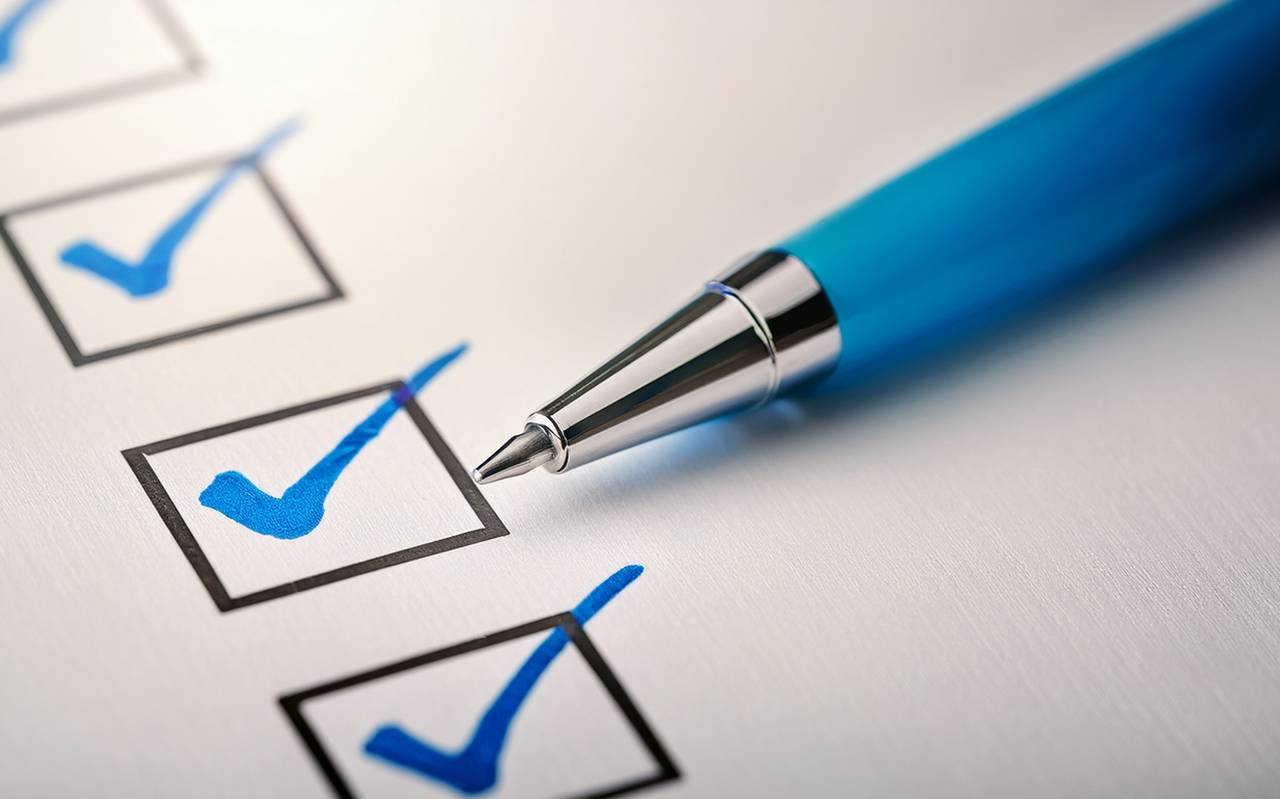 Blaue Stiftmarkierung auf dem Kontrollblatt.