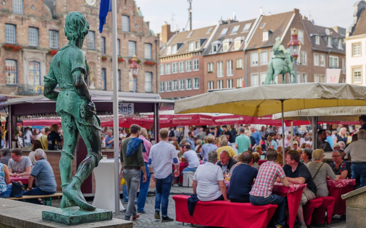 Menschenmengen genießen Outdoor-Aktivitäten und treffen sich auf einem Food-Festival rund um den Marktplatz in der Nähe des alten Rathauses in Düsseldorf, Deutschland.