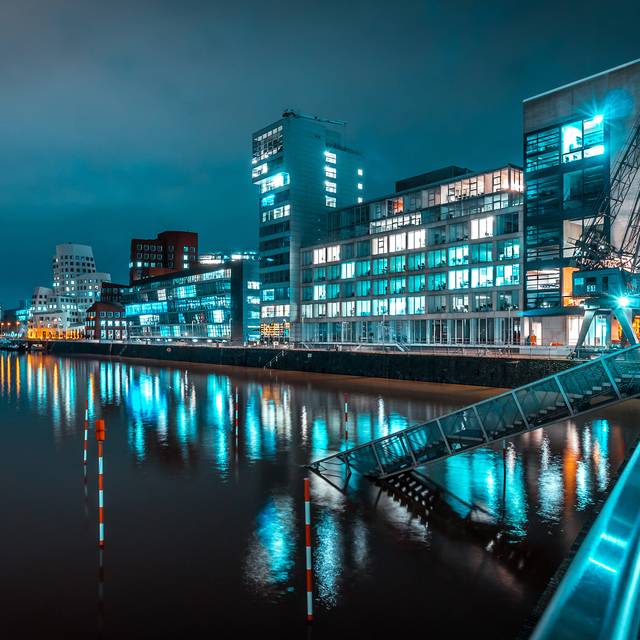 Medienhafen Düsseldorf bei Nacht.