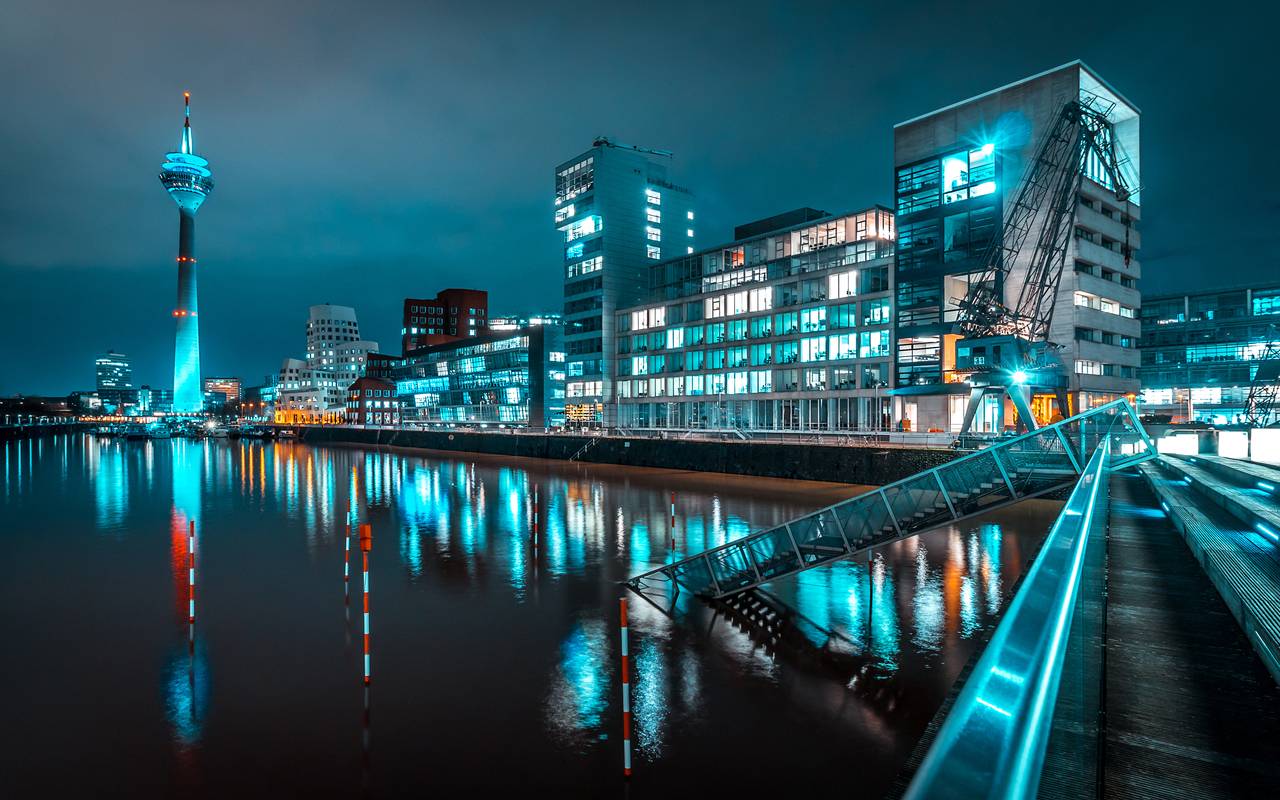 Medienhafen Düsseldorf bei Nacht.