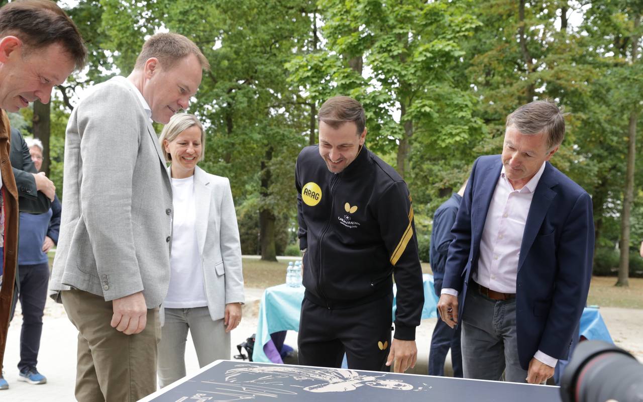 Timo Boll ist von "seiner" Tischtennisplatte mit Konterfei im Hofgarten begeistert.