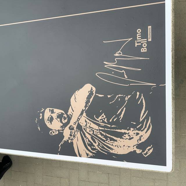 Die Timo Boll-Tischtennisplatte mit einem Konterfei von Timo Boll
