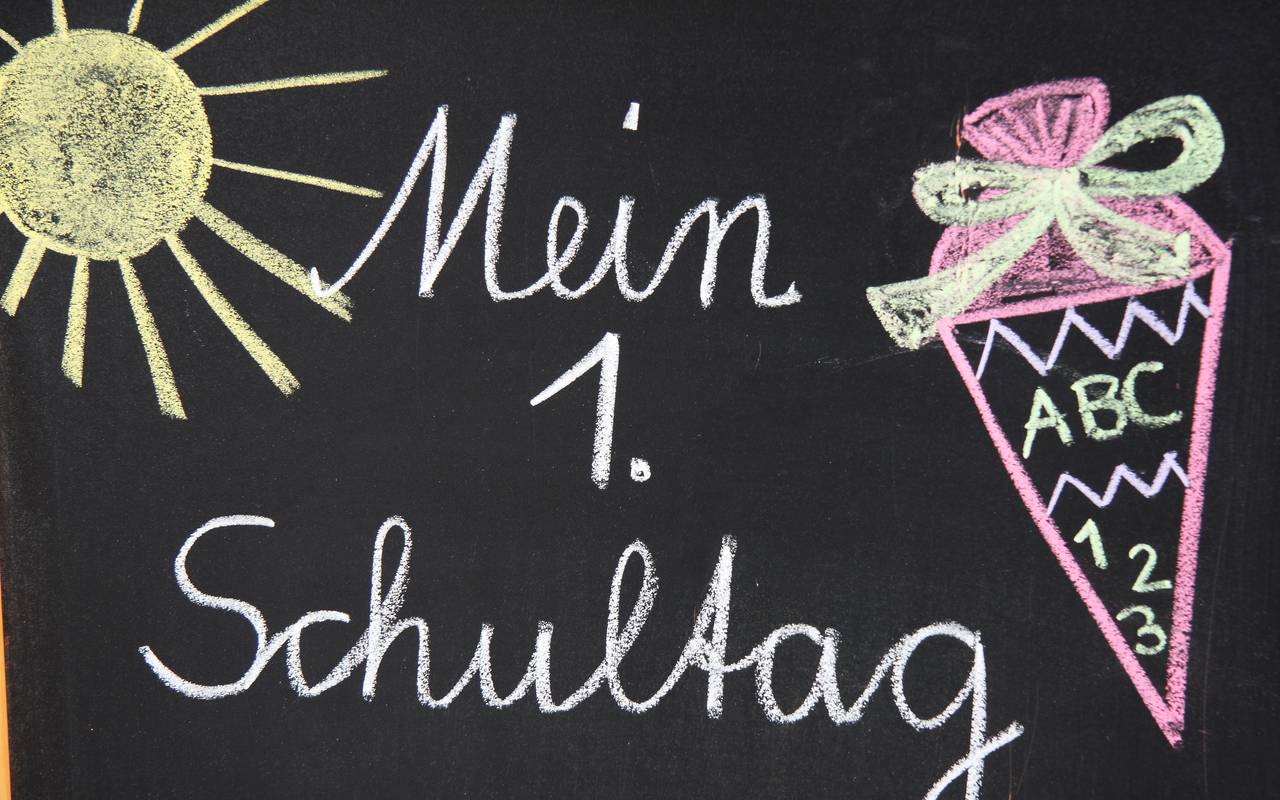 Eine Tafel zum 1. Schultag. "Mein 1. Schultag" wurde mit Kreide auf eine Tafel geschrieben.