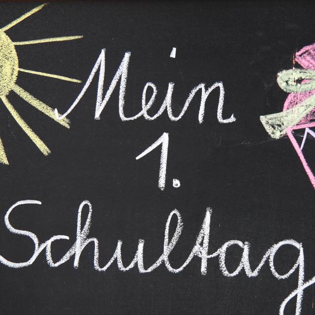 Eine Tafel zum 1. Schultag. "Mein 1. Schultag" wurde mit Kreide auf eine Tafel geschrieben.