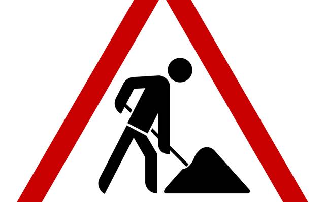 Ein Verkehrsschild weist auf eine Baustelle hin.