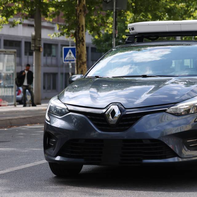 Ein schwarzes Auto mit einem weißen Balken darauf, der die Umgebung scannt.