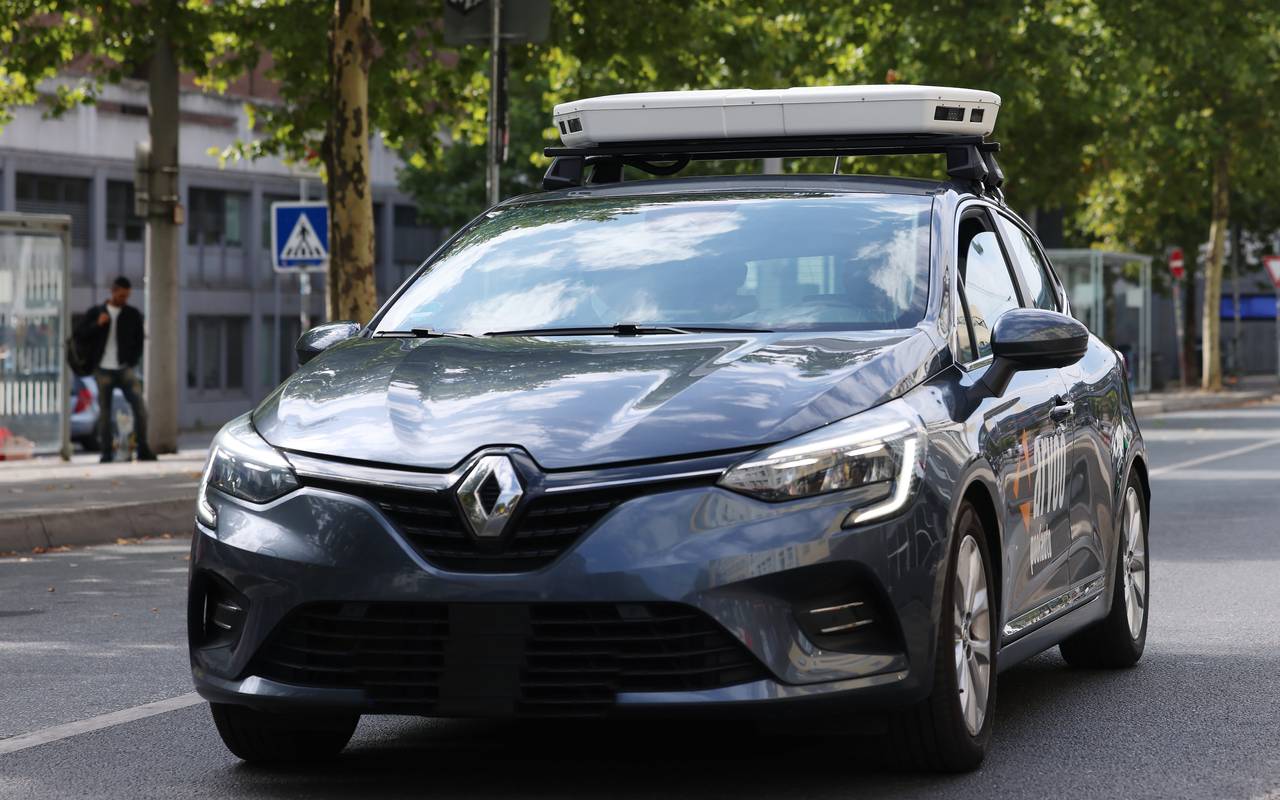 Ein schwarzes Auto mit einem weißen Balken darauf, der die Umgebung scannt.