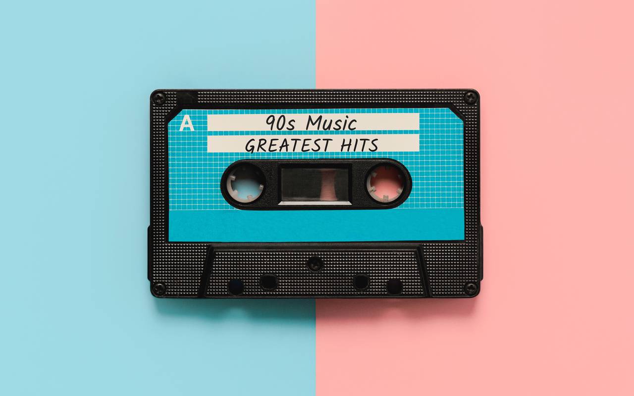 Draufsicht einer Vintage-Audiokassette mit dem Text „90s Music Greatest Hits“. Konzept für Retro-Musik.