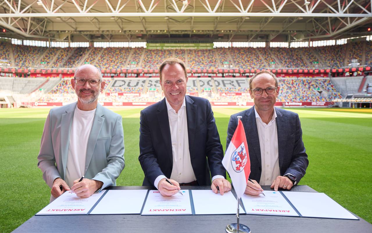 (v.l.) Oberbürgermeister Dr. Stephan Keller, D.LIVE-Chef Michael Brill und der Vorstandsvorsitzende der Fortuna Alexander Jobst unterzeichnen den Arena-Pakt.