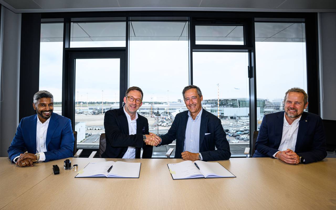 Verantwortliche des Flughafens Düsseldorf unterzeichnen den Vetrag zum neuen Tanklager.