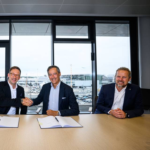 Verantwortliche des Flughafens Düsseldorf unterzeichnen den Vetrag zum neuen Tanklager.