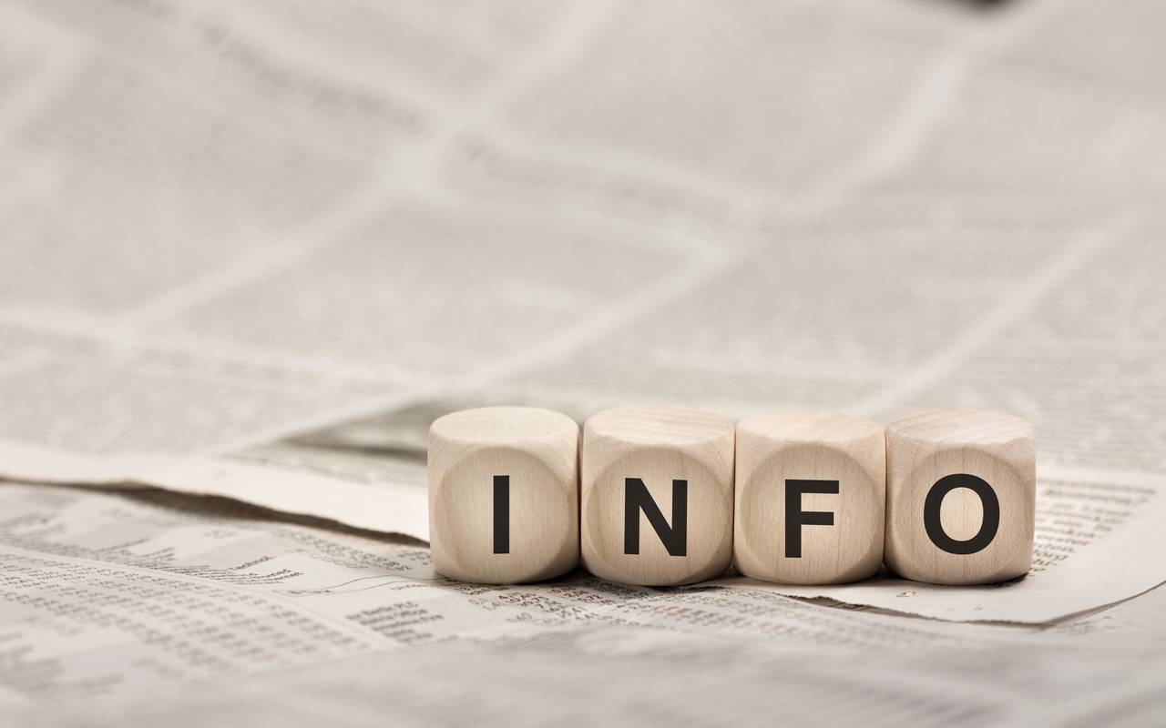 Der Schriftzug "Info" auf Würfeln aus Holz.
