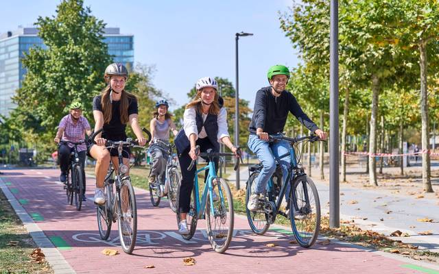 Mitarbeiterinnen und Mitarbeiter der Stadt fahren mit dem Fahrrad. Und bereiten sich auf den Wettbewerb Stadtradeln vor.
