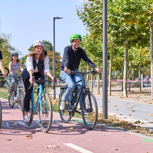 Mitarbeiterinnen und Mitarbeiter der Stadt fahren mit dem Fahrrad. Und bereiten sich auf den Wettbewerb Stadtradeln vor.