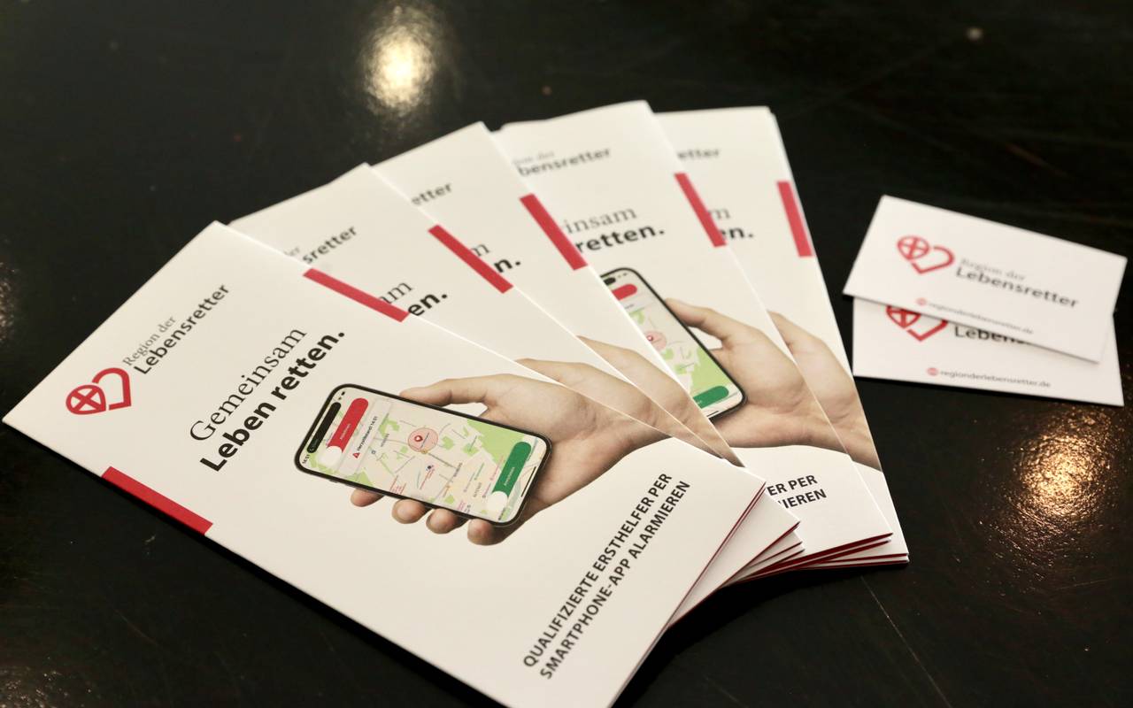 Flyer der App "Region der Lebensretter" aufgefächert