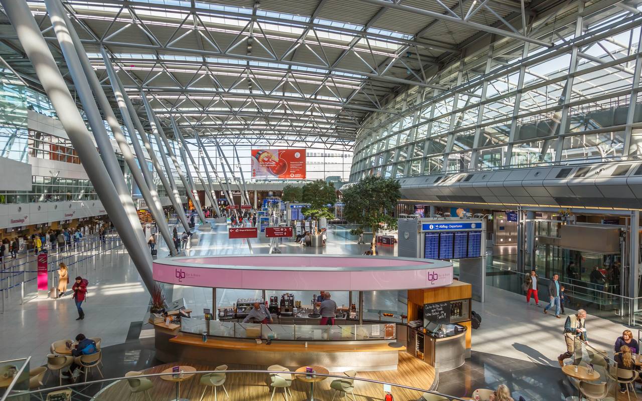 Ein Terminal des Düsseldorfer Flughafens von oben.