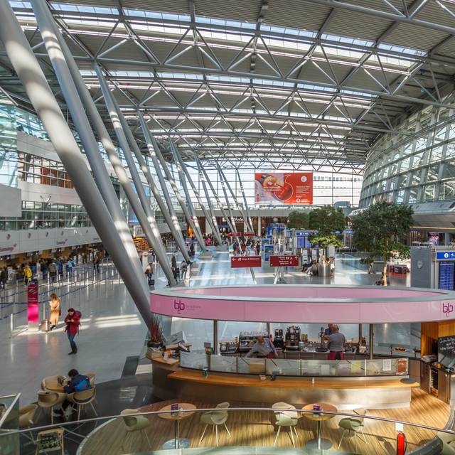 Ein Terminal des Düsseldorfer Flughafens von oben.