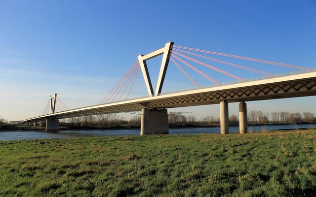 Die Flughafenbrücke verbindet Düsseldorf mit Meerbusch.