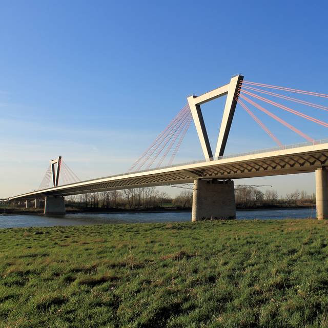 Die Flughafenbrücke verbindet Düsseldorf mit Meerbusch.