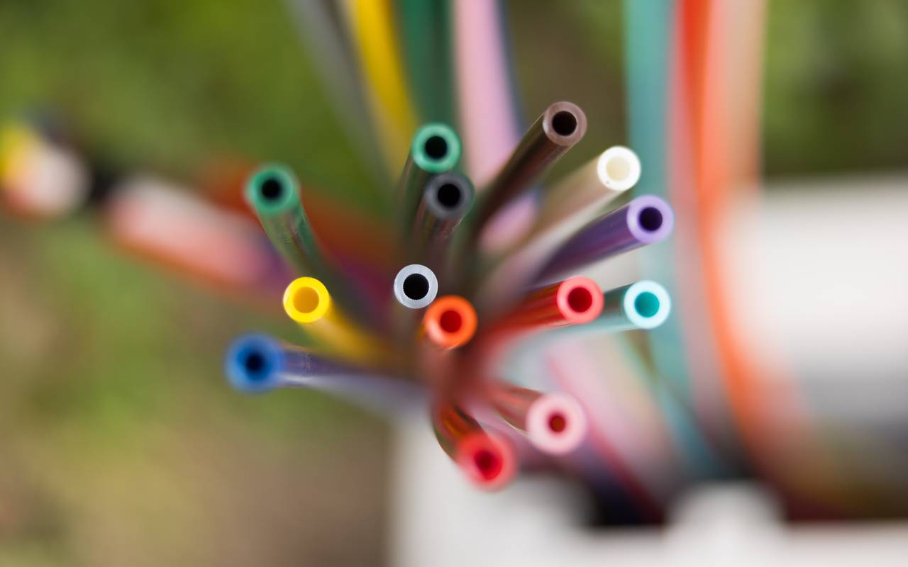 Offene Glasfaser-Verteilerbox mit bunten Glasfaser-Rohren – Breitbandausbau in Wohngebieten, modernes Telekommunikationsnetz für Highspeed-Internet und Digitalisierung.