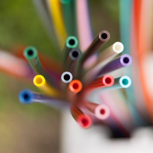 Offene Glasfaser-Verteilerbox mit bunten Glasfaser-Rohren – Breitbandausbau in Wohngebieten, modernes Telekommunikationsnetz für Highspeed-Internet und Digitalisierung.