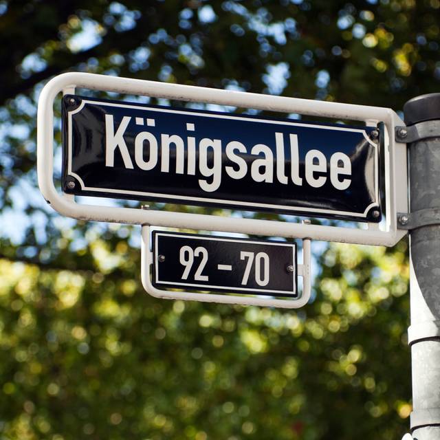 Das Straßenschild "Königsallee".