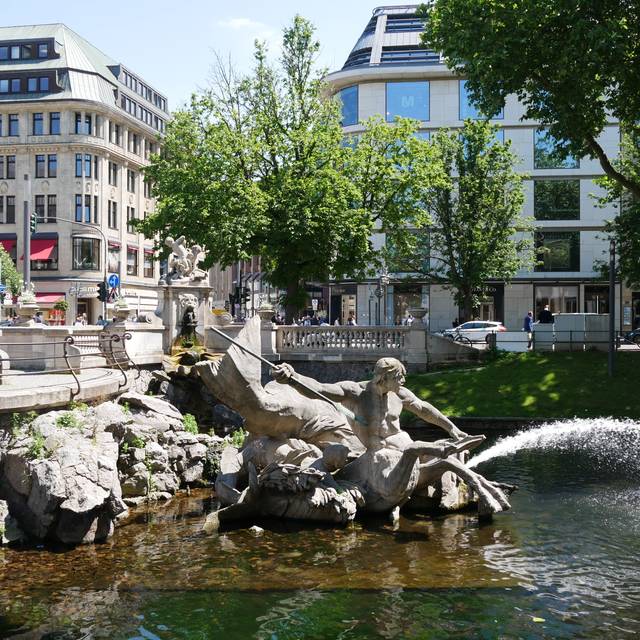 Die Brunnenanlage Tritonengruppe auf der Düsseldorfer Königsallee.