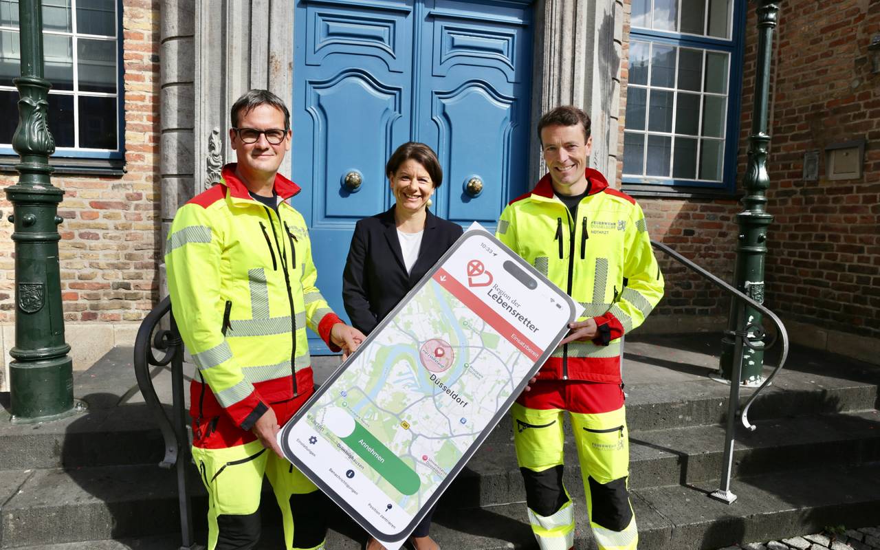 Ein großes Smartphone aus Pappe wirbt für die Teilnahme an der Ersthelfer-App "Region der Lebensretter"