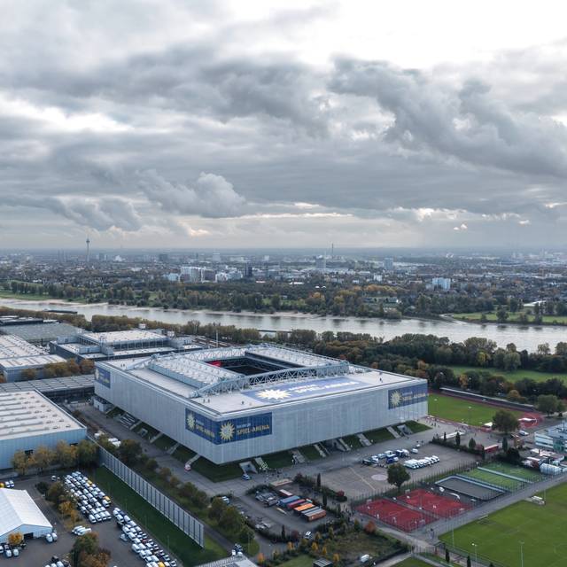 Die Merkur-Spiel-Arena in Stockum von oben. Im Hintergrund fließt der Rhein.