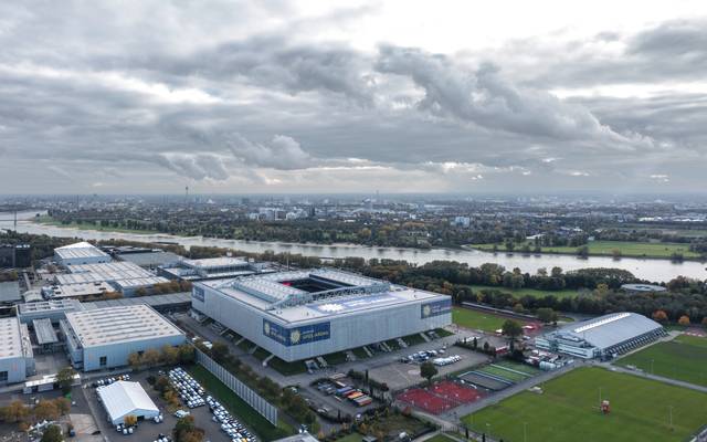 Die Merkur-Spiel-Arena in Stockum von oben. Im Hintergrund fließt der Rhein.