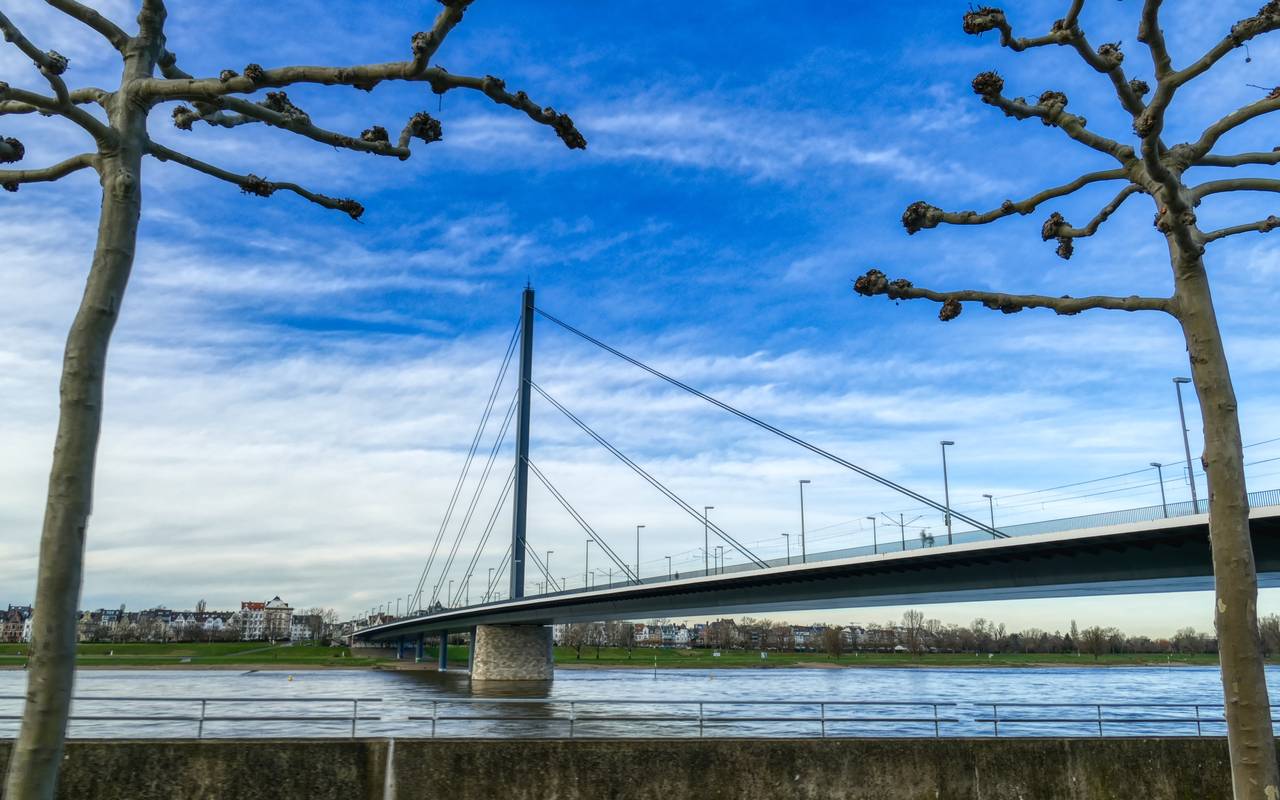 Die Oberkasseler Brücke. Blick von der Altstadt nach Oberkassel.