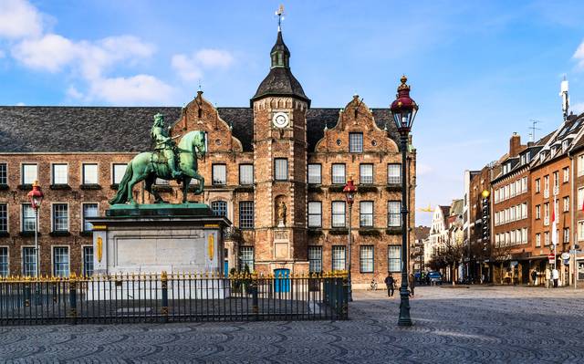 Das Düsseldorfer Rathaus auf dem Marktplatz in der Altstadt.