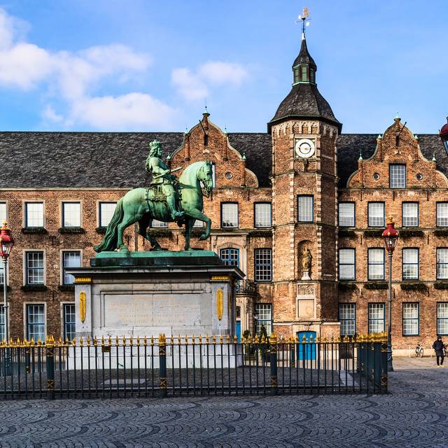 Das Düsseldorfer Rathaus auf dem Marktplatz in der Altstadt.