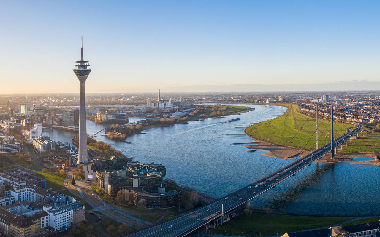 Düsseldorf von oben. Unter anderem mit Rheinkniebrücke, dem Rheinturm, dem Rhein und dem Landtag.