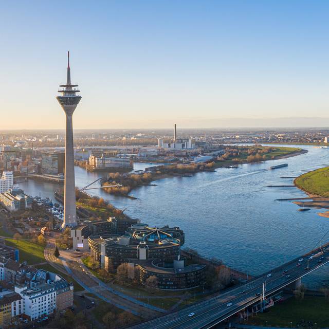 Düsseldorf von oben. Unter anderem mit Rheinkniebrücke, dem Rheinturm, dem Rhein und dem Landtag.