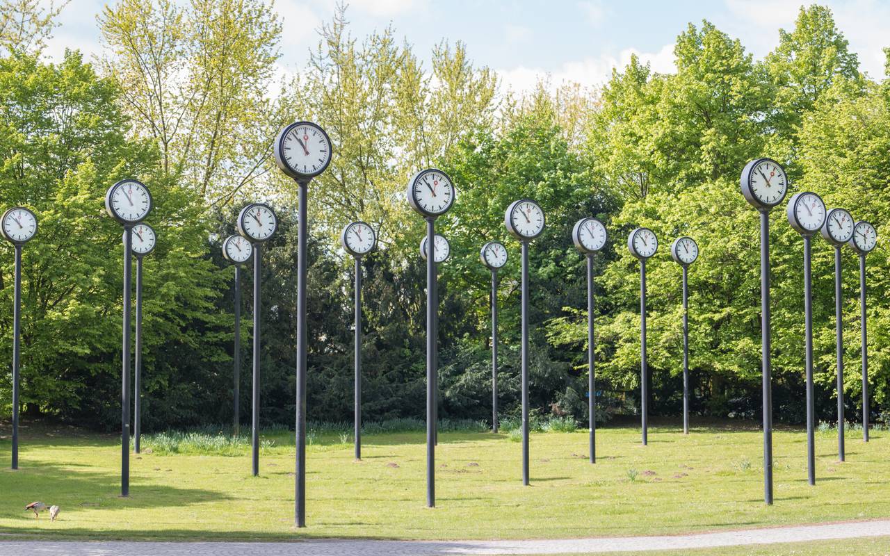 Das Uhrenfeld vor dem Volksgarten in Düsseldorf.