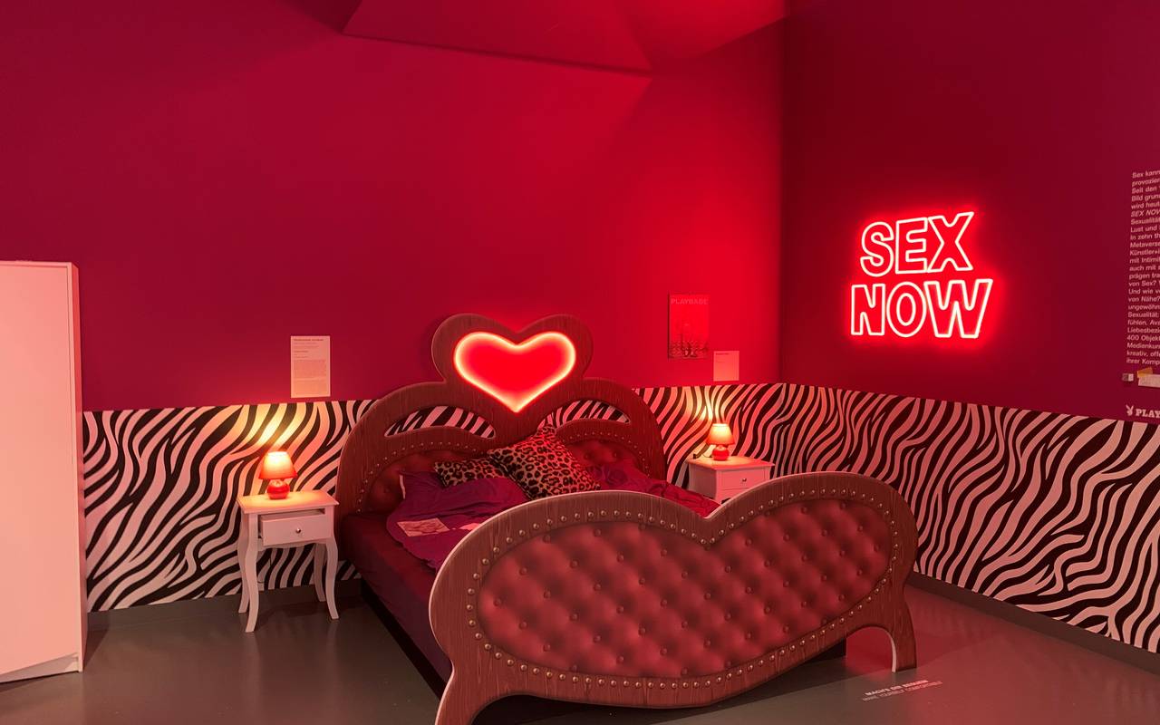 Ausstellung "Sex Now" im Forum NRW, ein Bett in Herzform mit rot erleuchtetem Herz