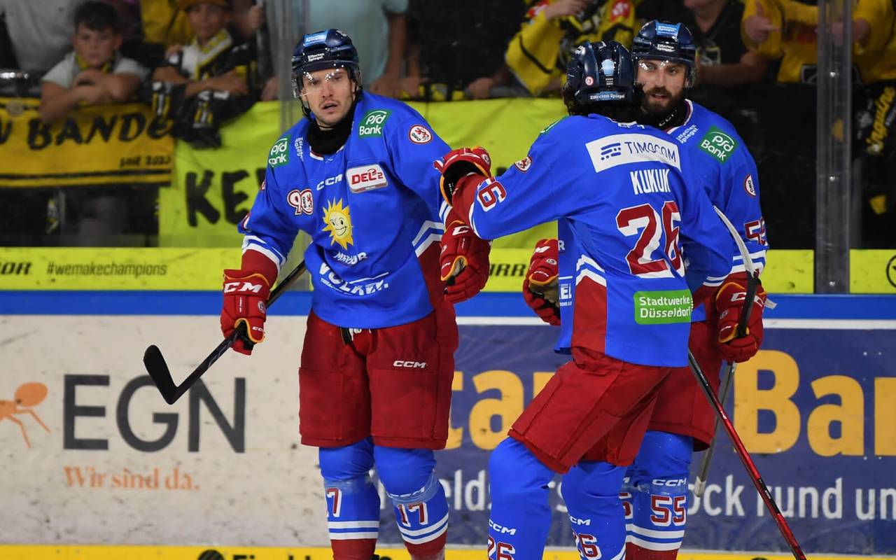 DEG-Spieler in blauen Auswärtstrikots bejubeln ein Tor beim Spiel bei den Krefelder Pinguinen.