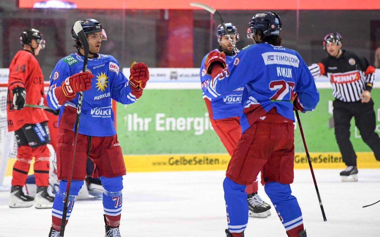 DEG-Spieler bejubeln den Auswärtssieg bei den Füchsen Duisburg.