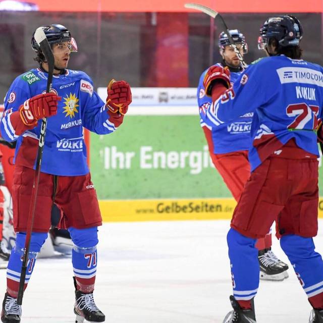 DEG-Spieler bejubeln den Auswärtssieg bei den Füchsen Duisburg.