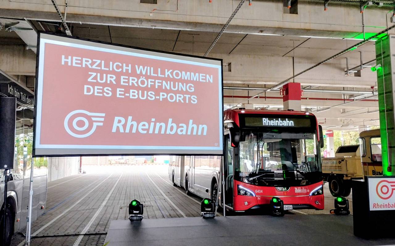 Der neue E-Bus-Port der Rheinbahn in Heerdt. Ein E-Bus steht an der Ladestation