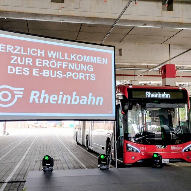Der neue E-Bus-Port der Rheinbahn in Heerdt. Ein E-Bus steht an der Ladestation