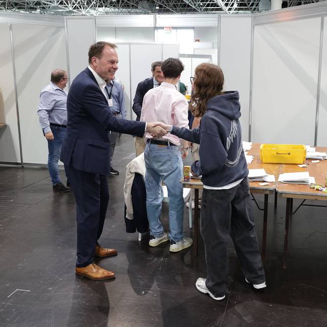 Oberbürgermeister Dr. Stephan Keller und Beigeordneter Christian Zaum haben sich bei den ehrenamtlichen Wahlhelfenden im Briefwahlzentrum in der Messehalle für ihr Engagement bedankt.