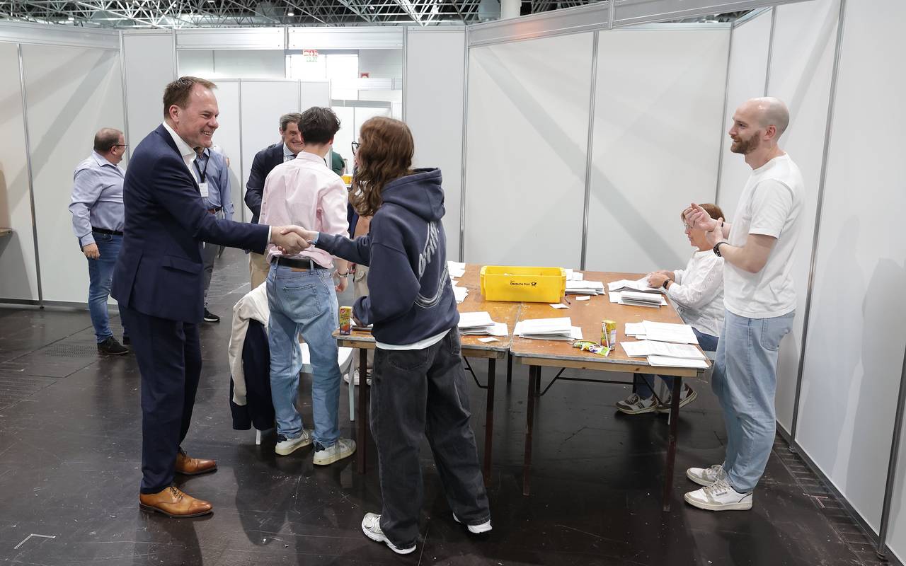 Oberbürgermeister Dr. Stephan Keller und Beigeordneter Christian Zaum haben sich bei den ehrenamtlichen Wahlhelfenden im Briefwahlzentrum in der Messehalle für ihr Engagement bedankt.