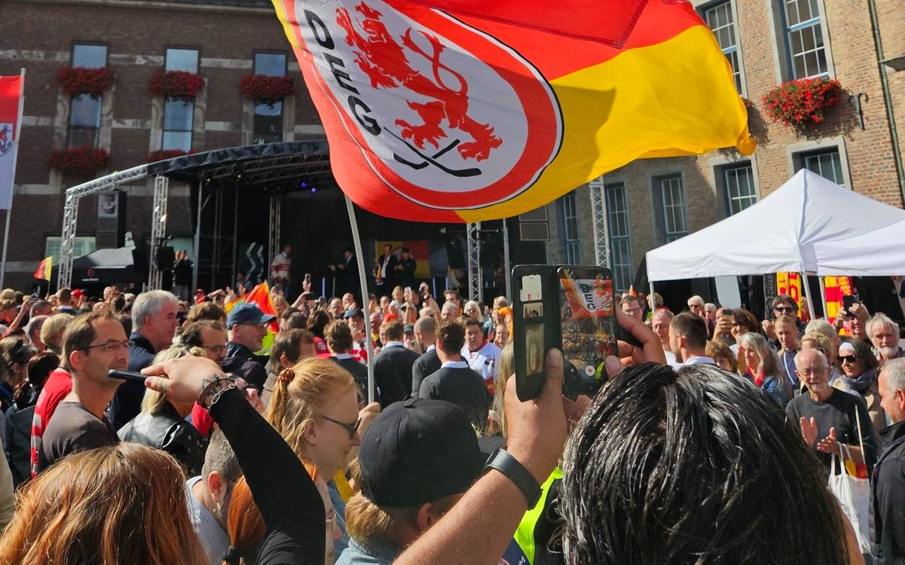DEG-Fans feiern die Saisoneröffnung auf dem Marktplatz vor dem Düsseldorfer Rathaus.