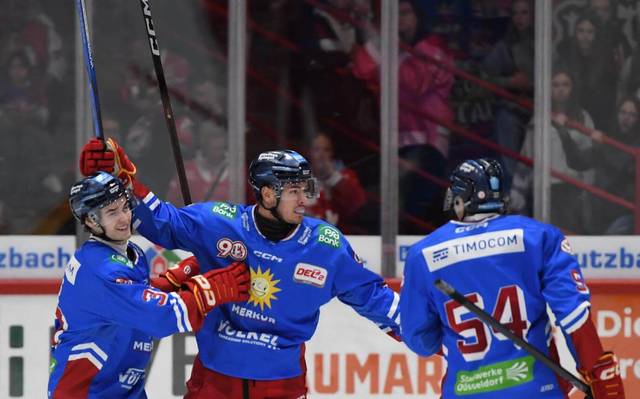 DEG-Spieler bejubeln ein Tor im Testspiel gegen Bad Nauheim.