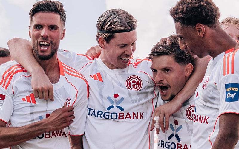 Fortuna-Spieler bejubeln ein Tor im Auswärtsspiel bei Preußen Münster.